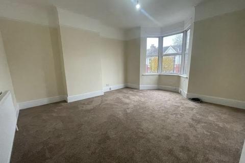 3 bedroom apartment to rent, Sylvan Avenue, London N22
