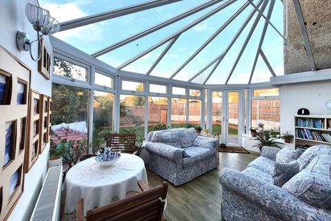 4 bedroom semi-detached house for sale, Devon Close, Buckhurst Hill, IG9