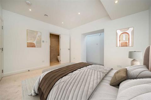 3 bedroom flat to rent, Shepherds Bush Road, London W6