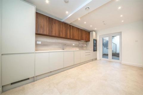 3 bedroom flat to rent, Shepherds Bush Road, London W6