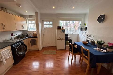 2 bedroom terraced house to rent, Park View Avenue, Burley Park, Leeds
