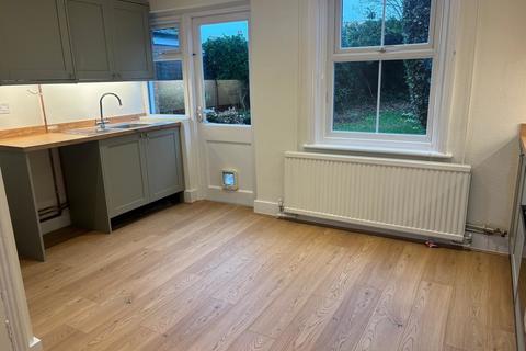 2 bedroom cottage to rent, Old Road, Essex CO13