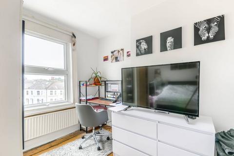 2 bedroom flat to rent, Battersea Park Road, Clapham Junction, London, SW11