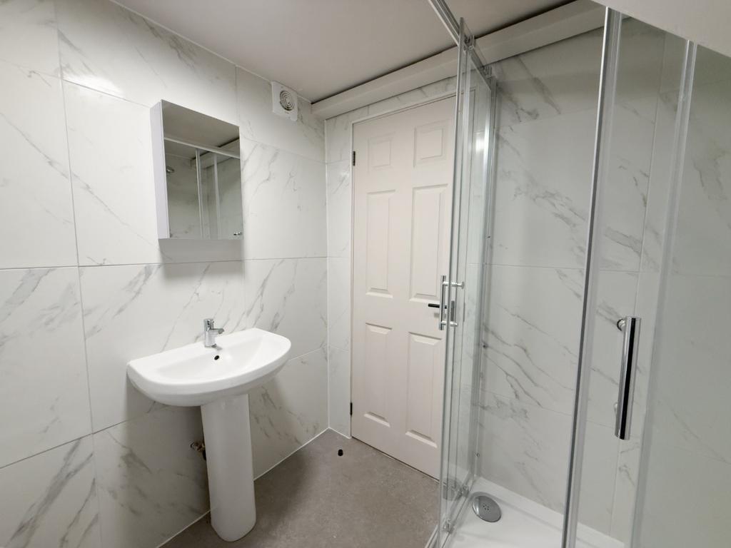 Modern bathroom with clean white marble-effect ...