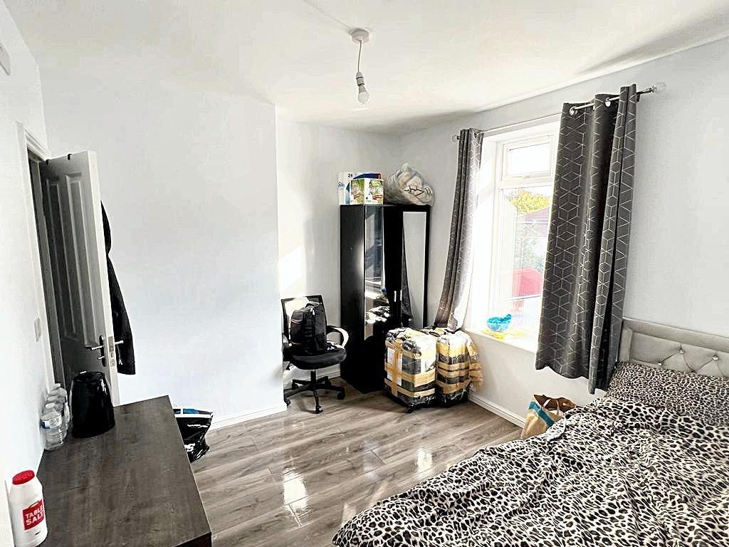 Bright, neatly presented double bedroom with a ...