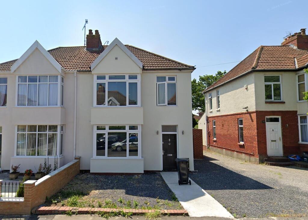 Attractive semi-detached house with a clean fro...