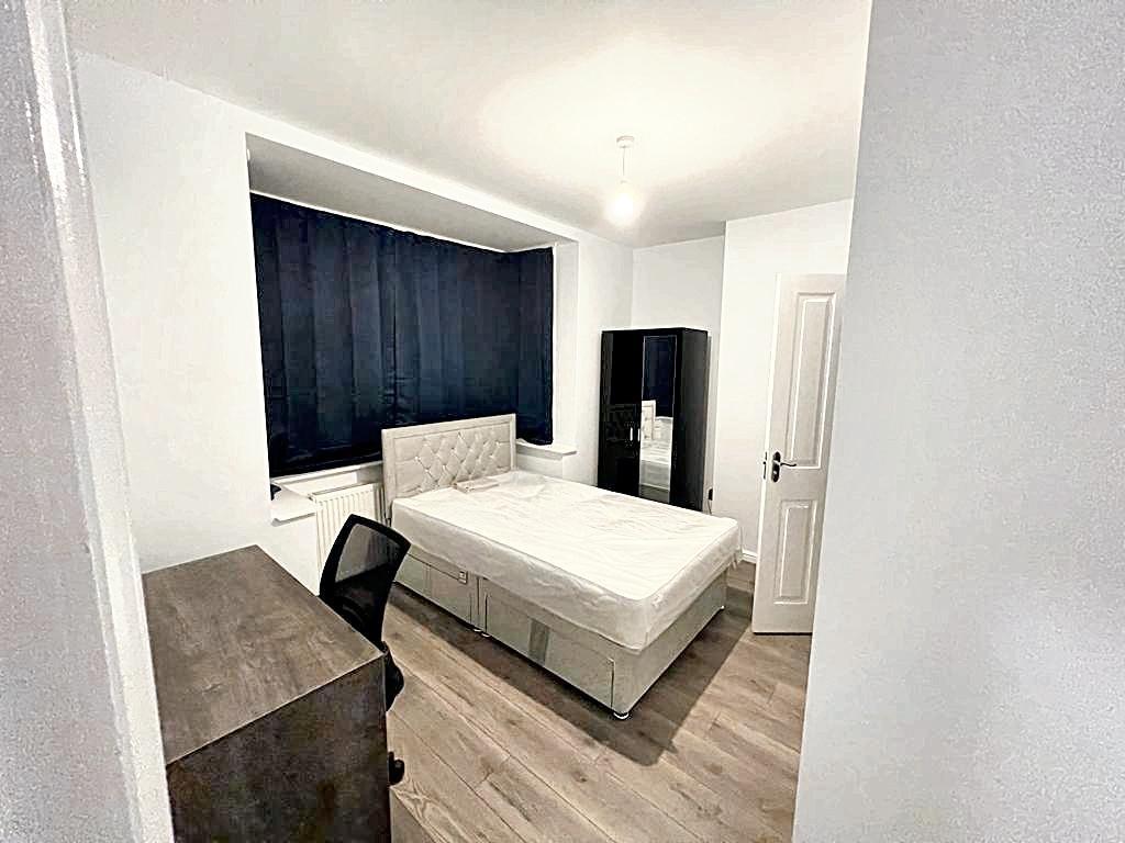 Bright, freshly decorated single bedroom with a...