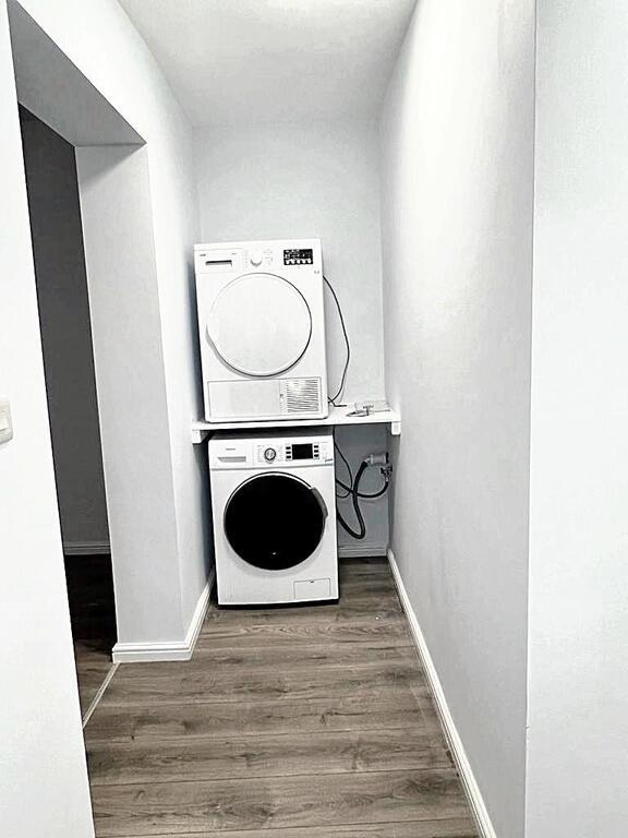 Compact, neatly presented laundry alcove with s...