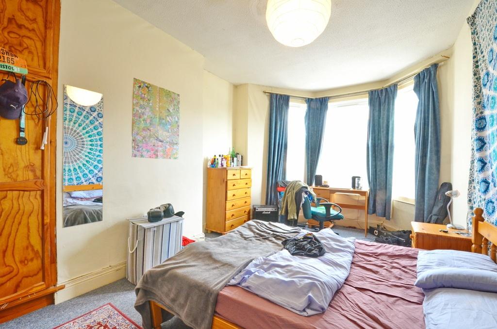 Bright, cozy double bedroom with a large bay wi...