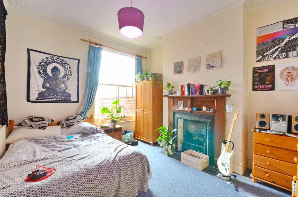 Bright, neatly styled double bedroom with a lar...