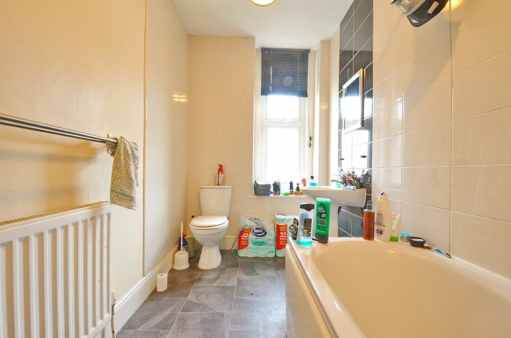Bright, functional bathroom with a full-size ba...