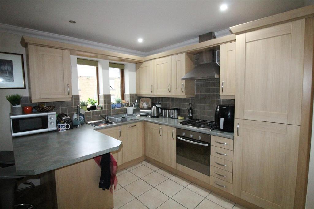 LOUNGE &amp; KITCHEN AREA