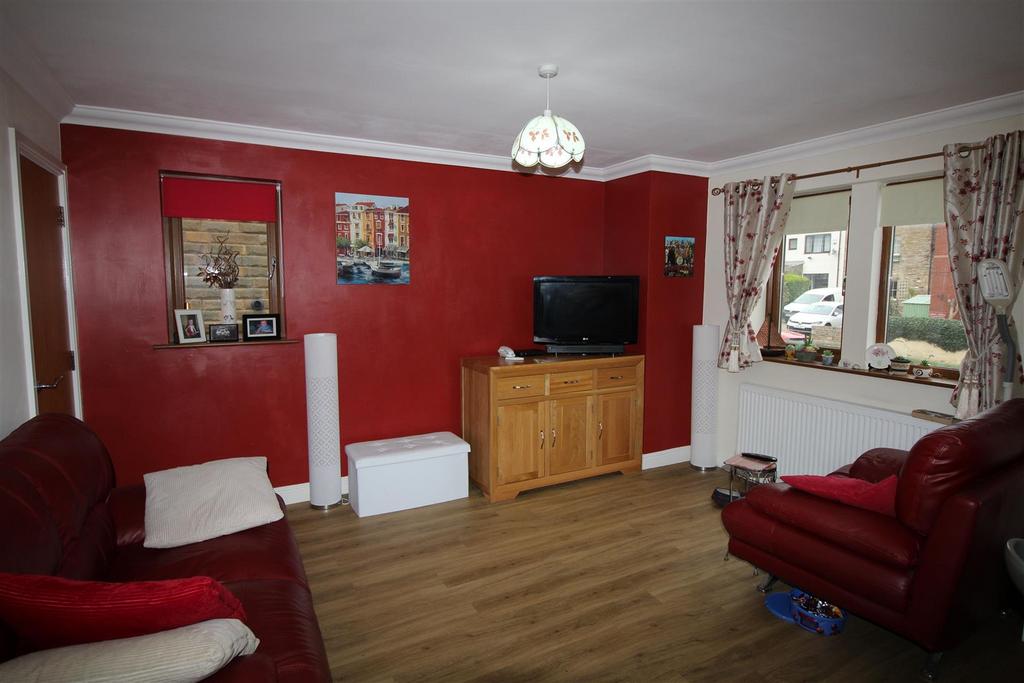 LOUNGE &amp; KITCHEN AREA