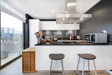 2 bedroom flat for sale, Yvon House, Alexandra Avenue, London