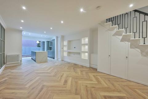 4 bedroom terraced house to rent, Levana Close, Southfields, London, SW19