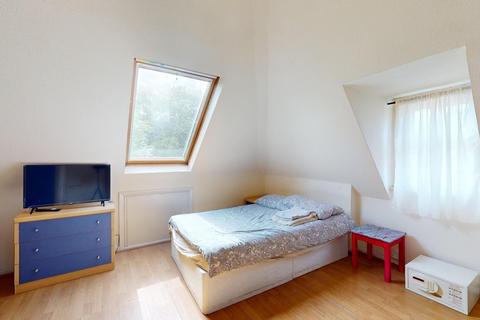 Studio to rent, Park Avenue, London NW2