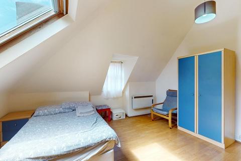 Studio to rent, Park Avenue, London NW2