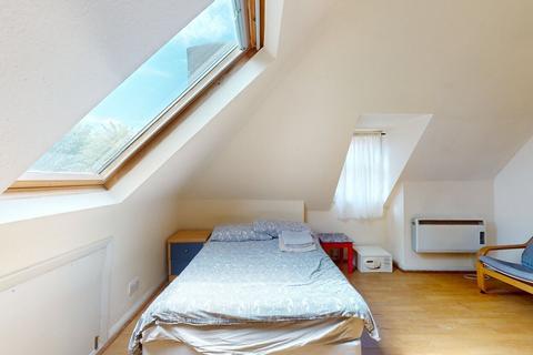 Studio to rent, Park Avenue, London NW2