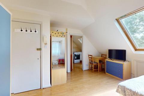 Studio to rent, Park Avenue, London NW2