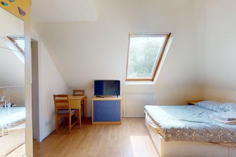 Studio to rent, Park Avenue, London NW2