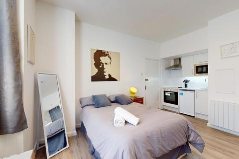 Studio to rent, Park Avenue, London NW2