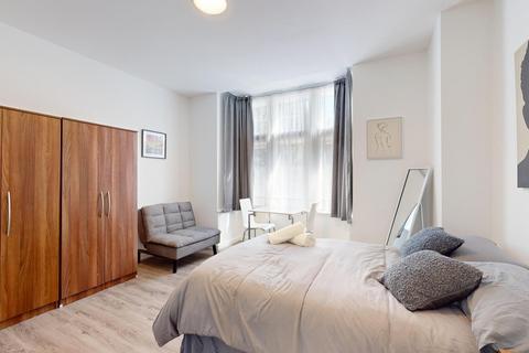 Studio to rent, Park Avenue, London NW2