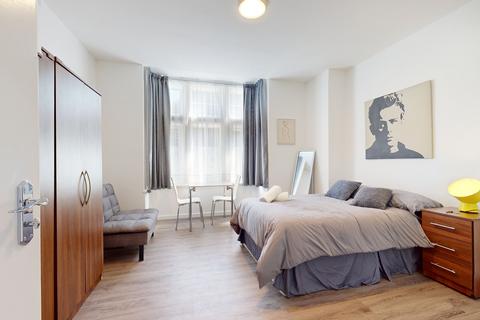 Studio to rent, Park Avenue, London NW2