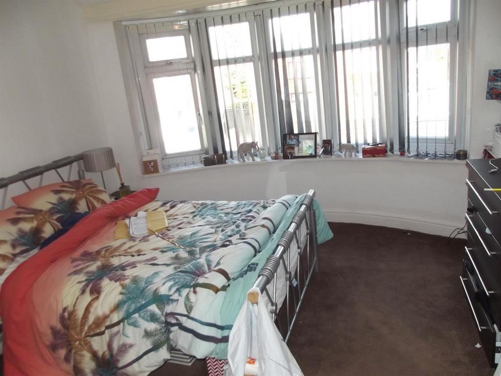 Bright double bedroom with a large bay window, ...