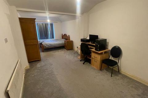 7 bedroom house to rent, 11a Brentbridge Road, Manchester M14
