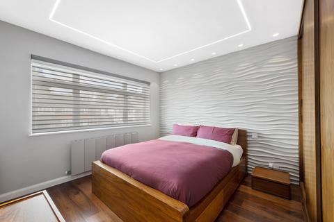 3 bedroom house to rent, Bowness Crescent, SW15
