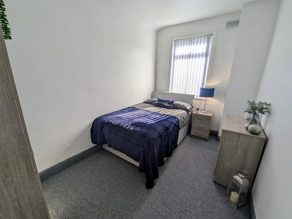 Bright, neatly presented double bedroom with a ...