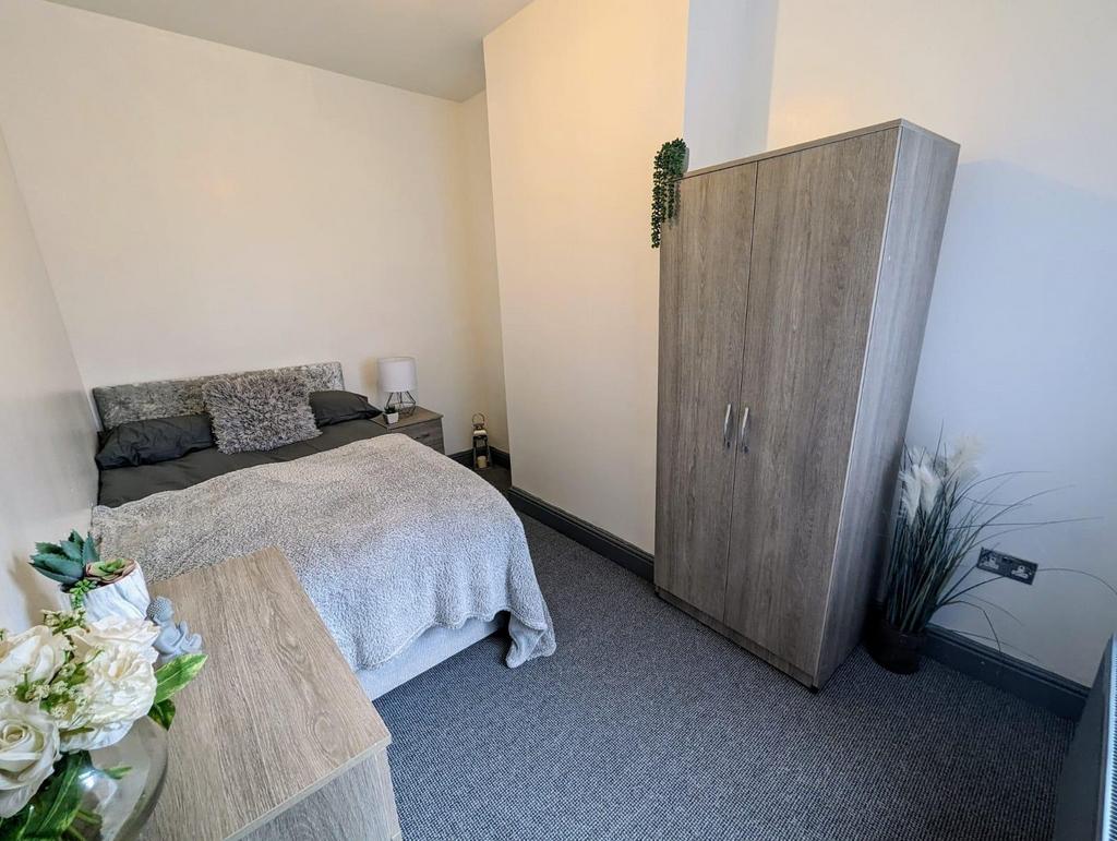 Well-presented double bedroom with a comfy doub...
