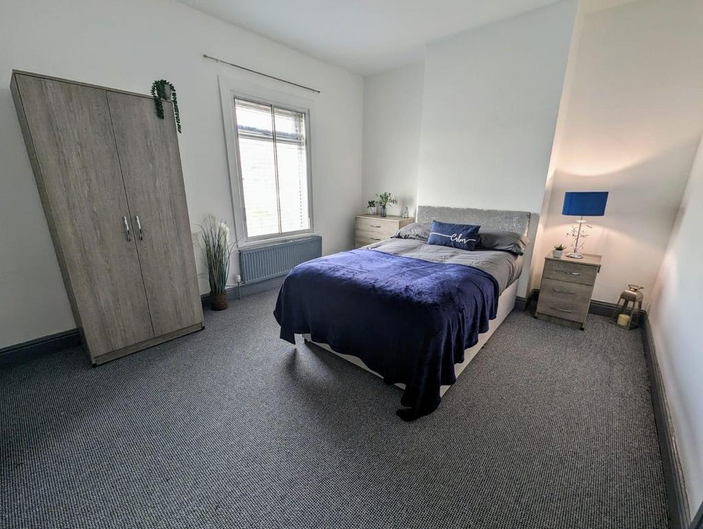 Bright, neatly presented double bedroom with a ...