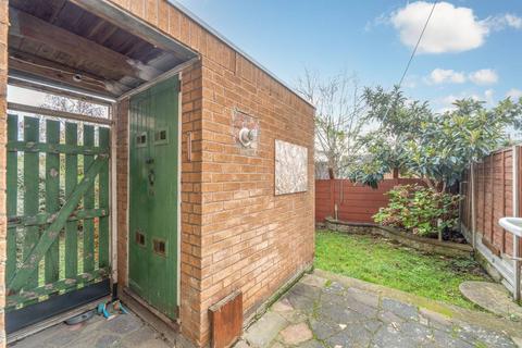 3 bedroom flat to rent, Dimmock Drive, Greenford, UB6