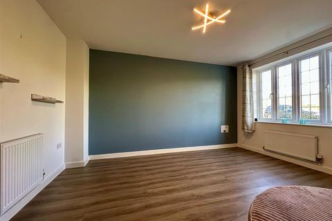 3 bedroom semi-detached house to rent, Haystack Avenue, Chippenham