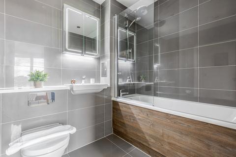 2 bedroom flat to rent, Centric Close