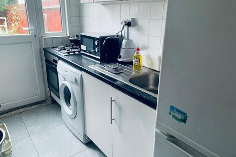 1 bedroom in a house share to rent, Crispin Road, Edgware HA8
