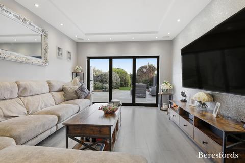 2 bedroom semi-detached house for sale, Heaton Way, Romford, RM3