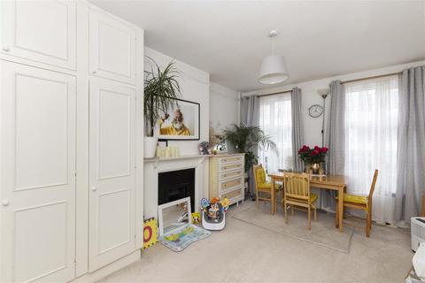 4 bedroom flat to rent, Colston Road, East Sheen, SW14