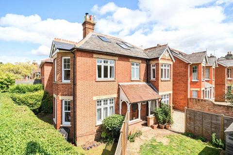 2 bedroom apartment to rent, Chobham Road, Woking GU21