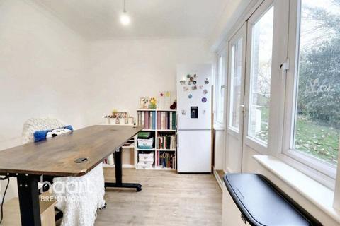 2 bedroom flat for sale, Cameron Close, Brentwood