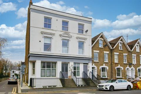 3 bedroom flat to rent, Auckland Road, London