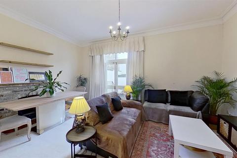 3 bedroom flat to rent, Auckland Road, London