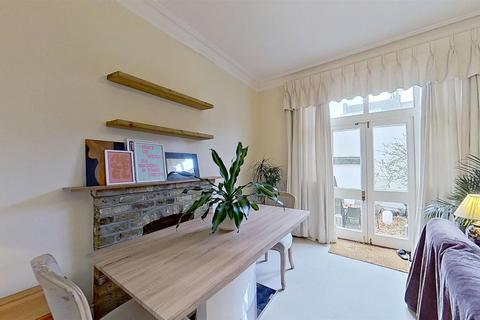 3 bedroom flat to rent, Auckland Road, London