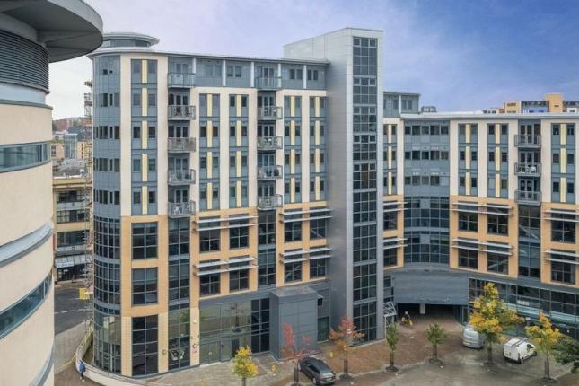 Apartment building n
