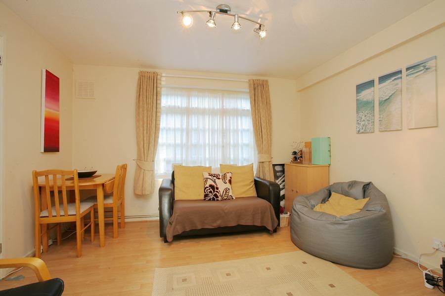 53 ashdown way loung
