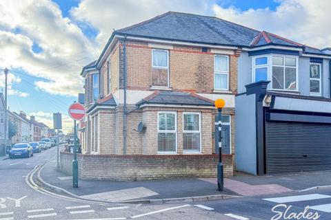 2 bedroom flat to rent, Seabourne Road, Pokesdown, Southbourne