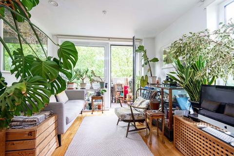 2 bedroom flat to rent, Trafalgar Gardens, London E1
