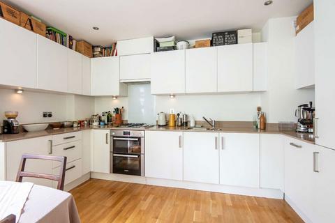 2 bedroom flat to rent, Trafalgar Gardens, London E1