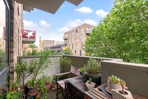 2 bedroom flat to rent, Trafalgar Gardens, London E1